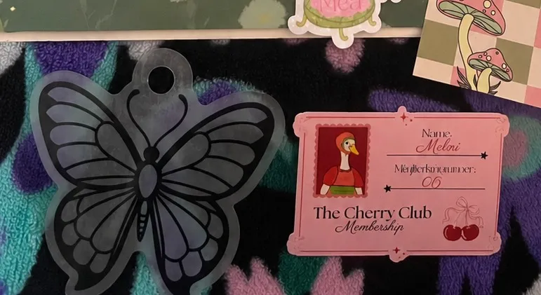 Acryl-Schmetterling und Cherry Club Membership-Karte