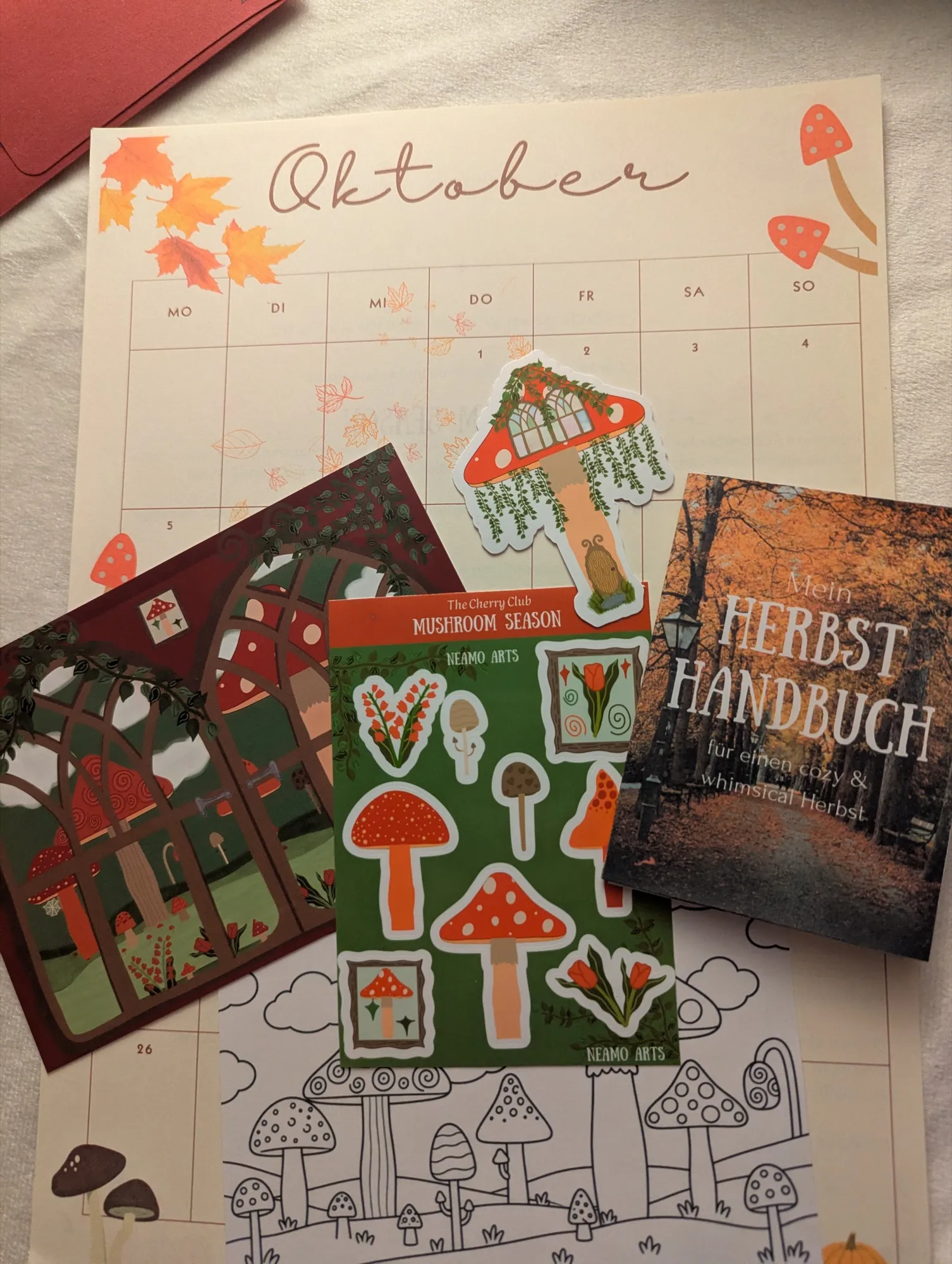 Die September-Ausgabe mit Postkarte, Stickern, Herbst-Handbuch, Oktober-Kalender und Ausmalbild